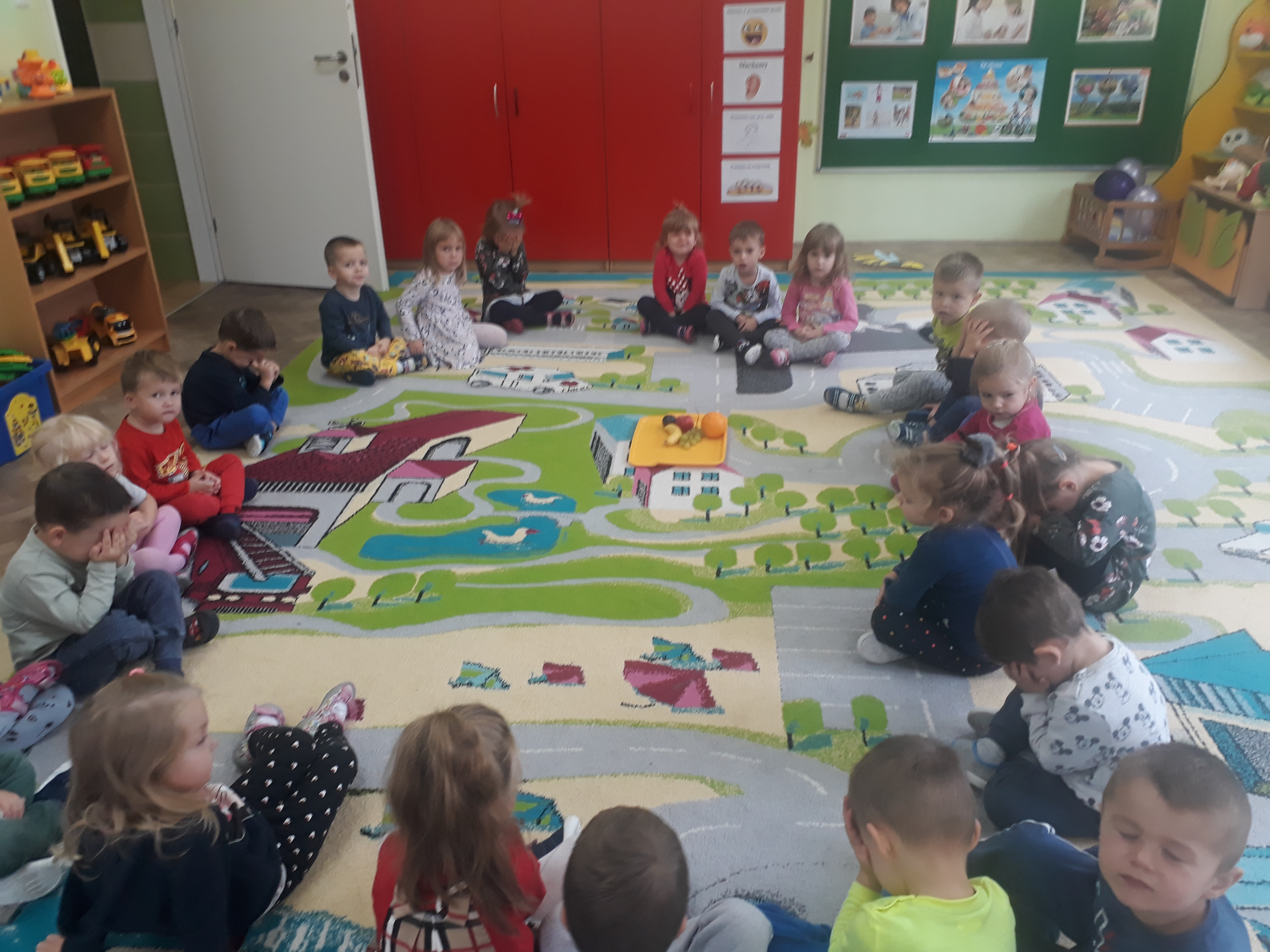 BIEDRONKI poznają zasady zdrowego odżywiania.