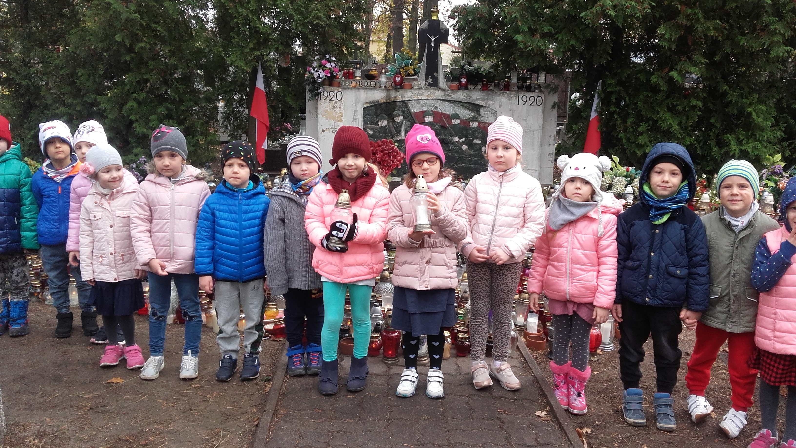 SMERFY zapalają znicze na grobach nieznanych żołnierzy.