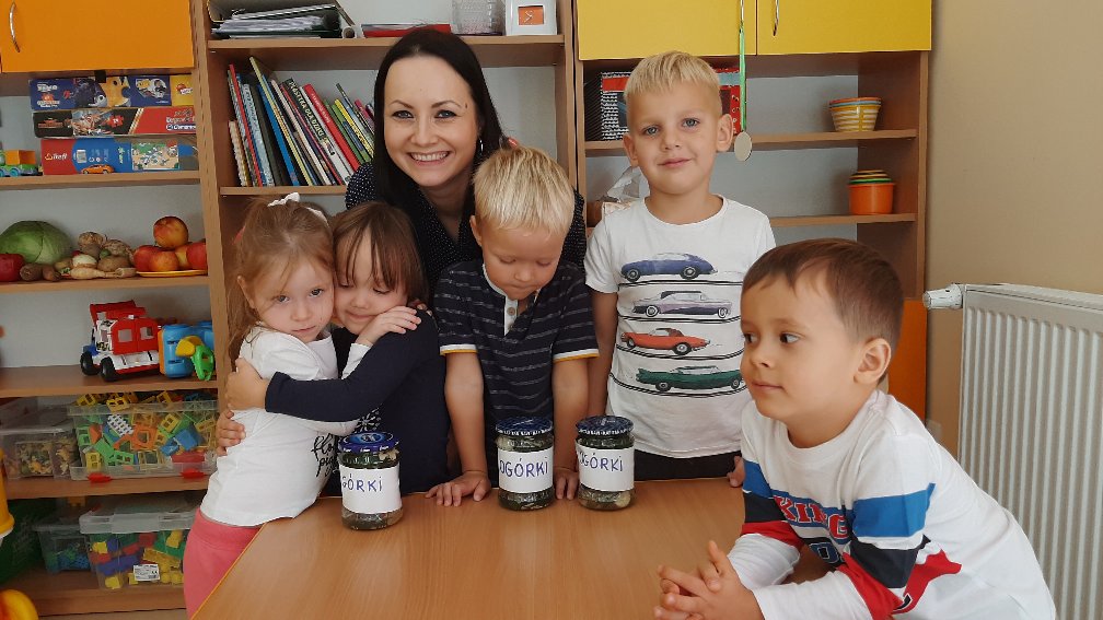 Przedszkolaki robią przetwory.