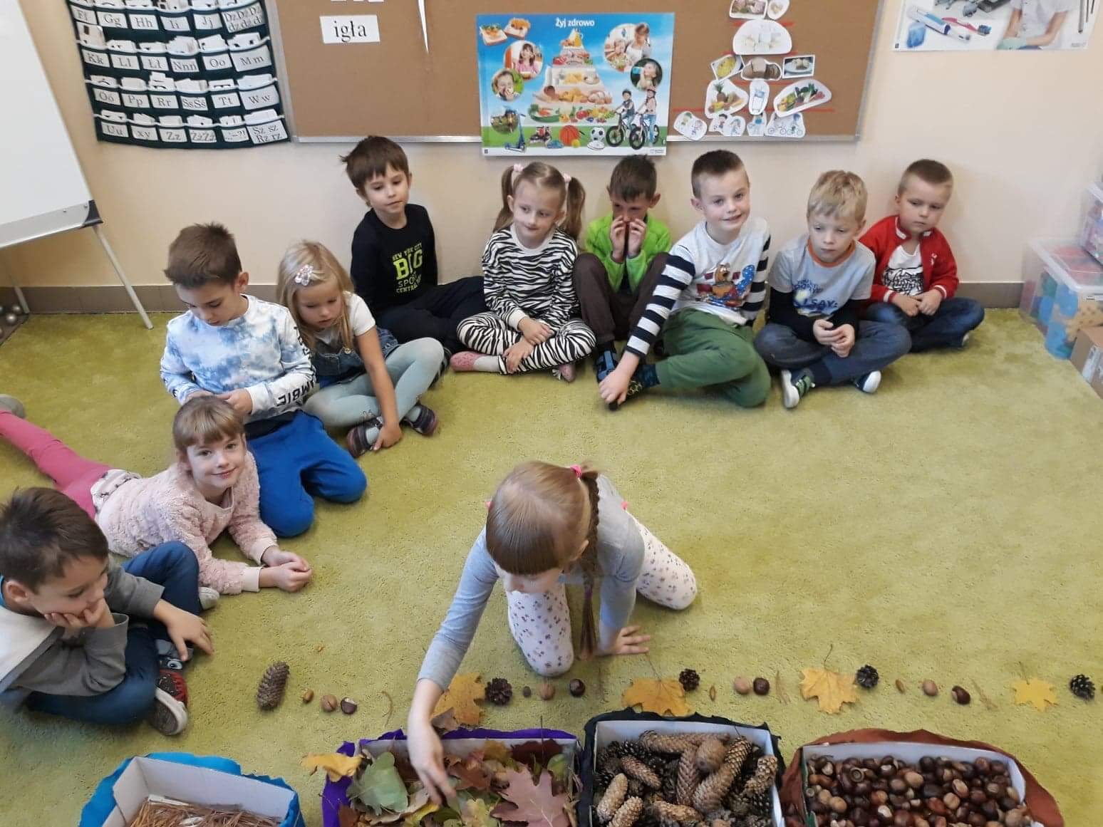 Ścieżka sensoryczna z jesiennych darów.
